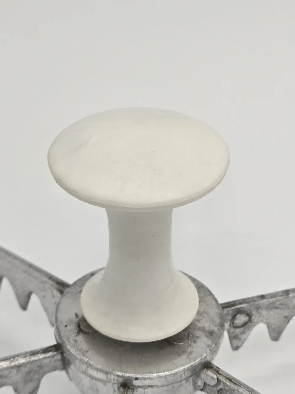 Vintage Primitive Cast Aluminum 6-Slice Pie & Cake Marker White Handle Farmhouse